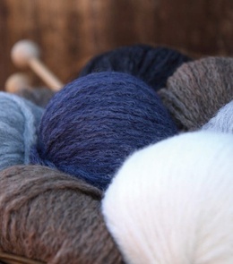 Alice by Permin er et chainette garn - en teknik, der giver et meget luftigt og elastisk garn.