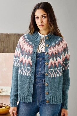 Strikkeopskrift på trøje med mønstret bærestykke