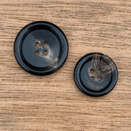 Plastikknap med horn-look blank