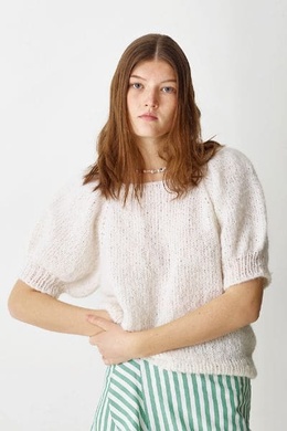 Strikkeopskrift på bluse med pufærmer