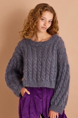 Strikkeopskrift på bluse med kabelstrik