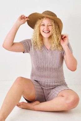 Strikkeopskrift på Shorts og T-shirt i bred rib