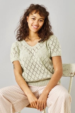 Strikkeopskrift på en Bluse med rombehulmønster