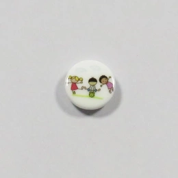 hvid-knap-med-legende-boern