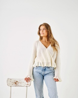 Strikkeopskrift til en Flæsebluse med slå-om-effekt