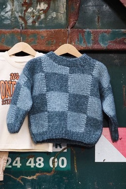 Strikkeopskrift til en spændende sweater med tern.