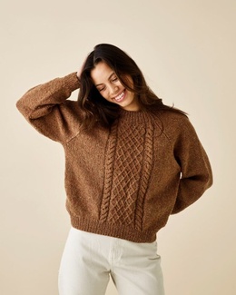 Strikkeopskrift til en raglansweater med snoninger.