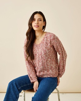 Strikkeopskrift til en bluse med løftede masker