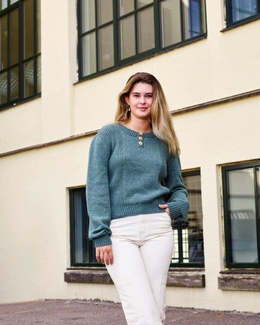 Strikkeopskrift til en bluse med tilsatte ærmer.