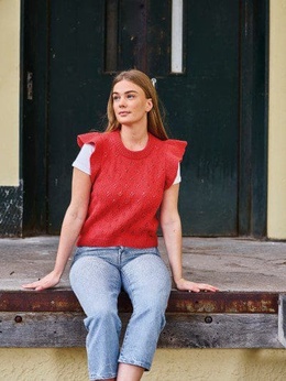 Strikkeopskrift til en feminin vest med hulmønster og flæser ved ærmerne.