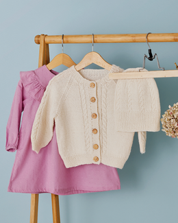 Cardigan og hue med snoninger