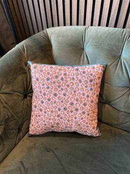 Crazy Leo Rose Broderikit til en flot pude.