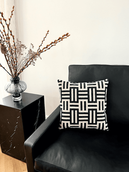 Labyrint broderet pude