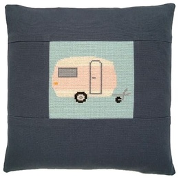 Broderet lyserød campingvogn