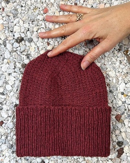 Strikkeopskrift til blød hue til kvinder.