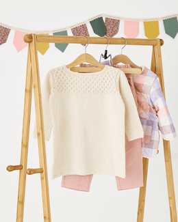 Vinterhvid kjole med smock-mønster