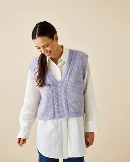 Strikkeopskrift til en vest med snoninger og V-hals