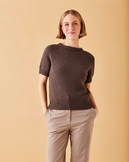 Strikkeopskrift til en T-Shirt med raglanærmer.