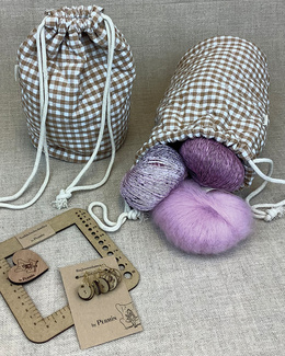 Lille rund strikketaske i quiltet stof