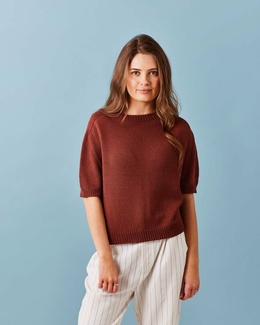 Strikkeopskrift til en T-shirt med sadelskulder