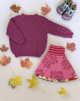 Strikkeopskrift til en bluse med sømandsbobler og raglanærmer