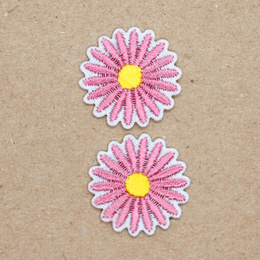 Strygemærker med rosa margueritter.