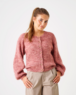 Strikkeopskrift til en smuk trøje i strukturstrik.