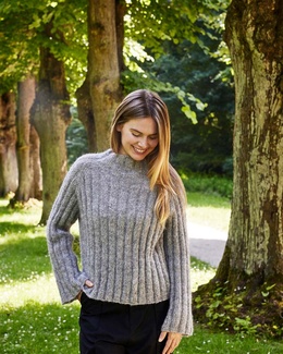 raglansweater-i-bred-rib-strikkeopskrift