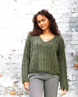 sweater-med-bred-rib-og-v-hals-strikkeopskrift