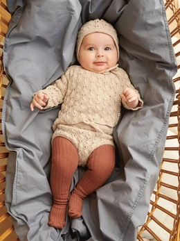 Strikkeopskrift til et helt babysæt