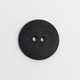 Sort plastikknap på 23 mm med 2 huller