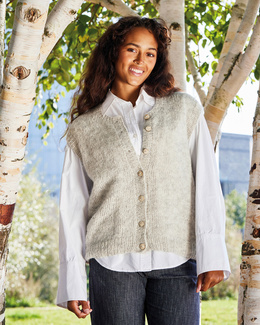 vest-med-rund-hals-og-knapper-strikkeopskrift