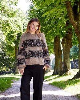 sweater-med-tofarvet-moenster-strikkeopskrift