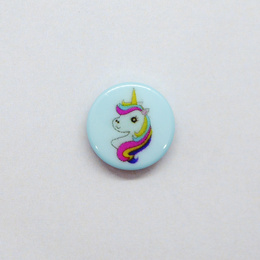 plastikknap-15-mm-lyseblaa-med-enhjoerning