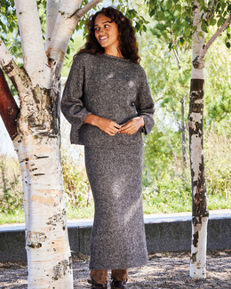 bluse-med-rullekant-og-glatstrikket-nederdel-strikkeopskrift