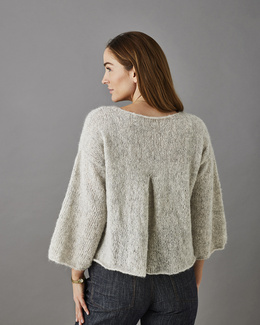 Strikkeopskrift til en flot bluse med læg på ryggen