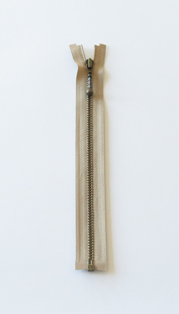 delbar-lynlaas-i-antik-messing-25-cm-beige