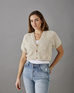 Strikkeopskrift til en kort trøje med raglanærmer.