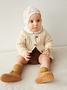 ellis-cardigan-baby-strikkeopskrift
