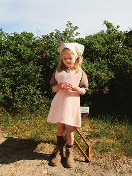 meadow-dress-junior-strikkeopskrift
