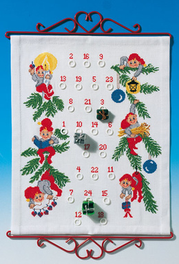 pakkekalender der er fuld af julestemning med de sødeste nisser, der leger i grantræets grene.