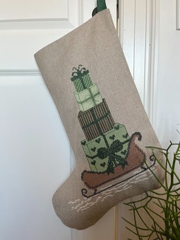 julesok-med-groenne-gaver-broderikit
