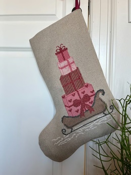 julesok-med-roede-gaver-broderikit