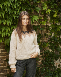 sweater-med-moensterstrikket-baerestykke-strikkeopskrift