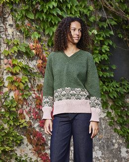 Strikkeopskrift til Sweater med tofarvet mønster og snoet rib