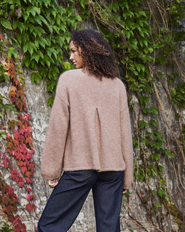 cardigan-med-laeg-i-ryggen-strikkeopskrift