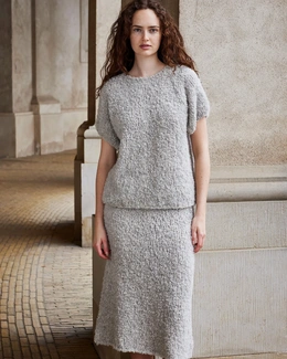 nederdel-og-oversize-t-shirt-i-glatstrik