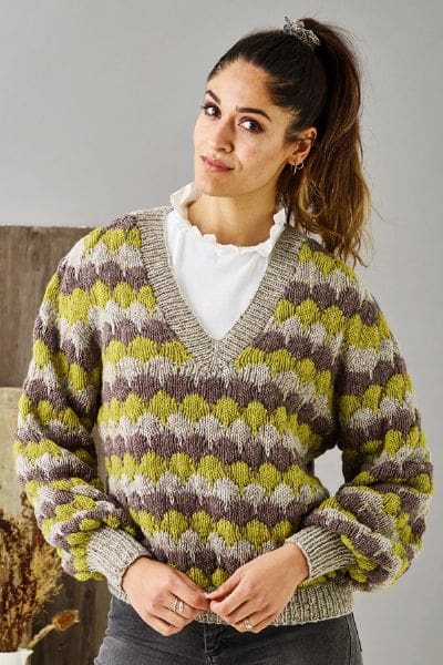 Strikkeopskrift på V-Hals sweater med sømandsbobler