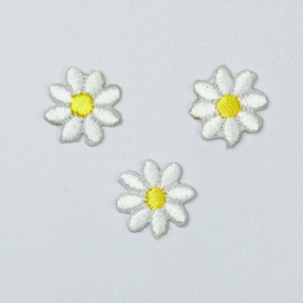 hvide-blomster-med-gult-i-midten-3-stk