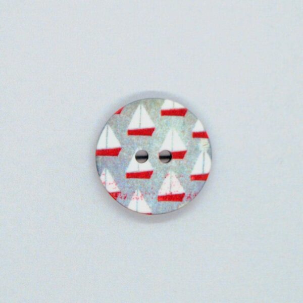 plastikknap-med-sejlskibe-18-mm